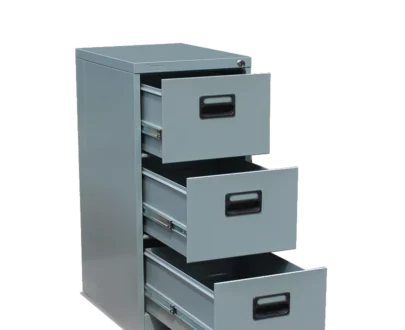 Lemari arsip besi Filling Cabinet Lion 43 dengan 3 laci yang ditarik penuh, menunjukkan material metal abu-abu dan sistem pengunci laser key.